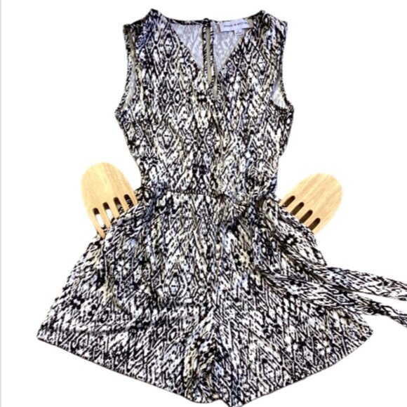 EMMA & MICHELE V Neck Side Tie Romper with Pockets Sz S #141L - Picture 5 of 8